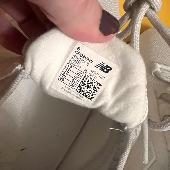 👟 BRAND NEW New Balance ROAV V1 White Sneakers - Women’s 12