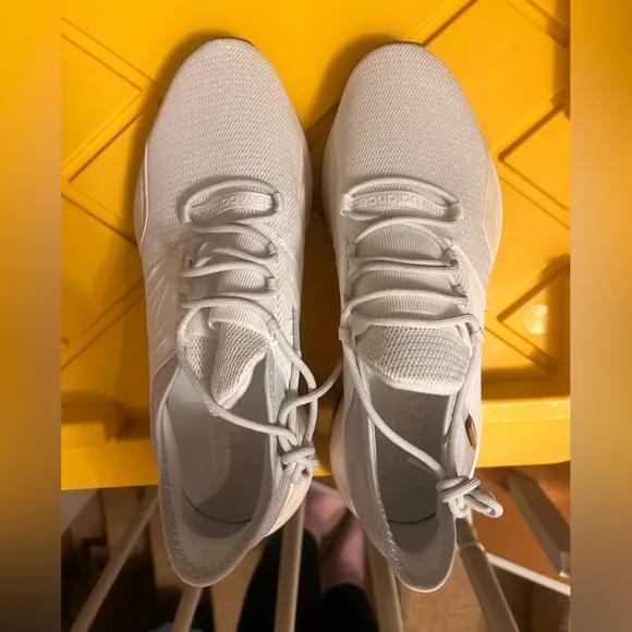 👟 BRAND NEW New Balance ROAV V1 White Sneakers - Women’s 12