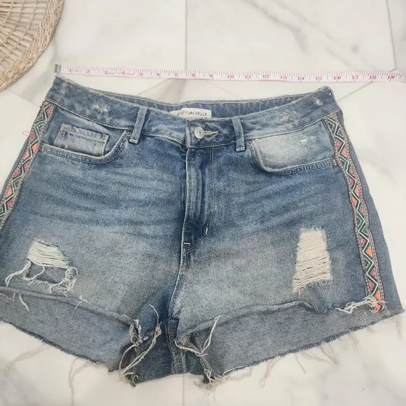 [ H&amp;M]  COACHELLA!!CUTEST EVER DISTRESSED DENIM JEAN SHORTS w/ fun colorful BOHO