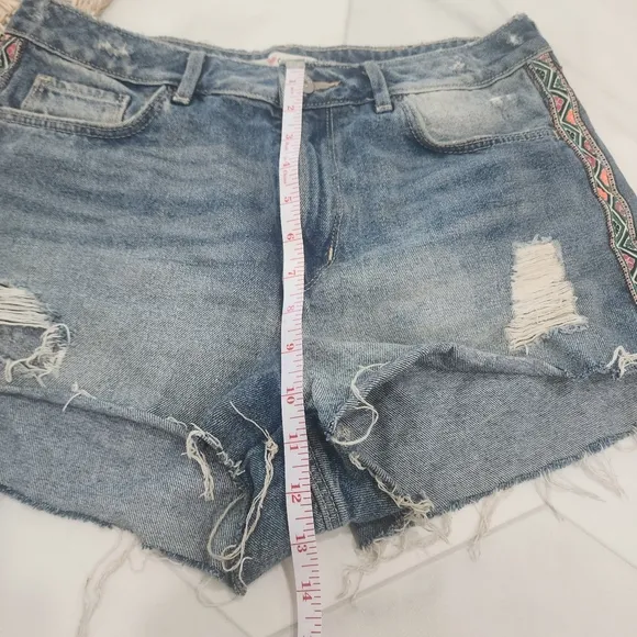 [ H&amp;M]  COACHELLA!!CUTEST EVER DISTRESSED DENIM JEAN SHORTS w/ fun colorful BOHO
