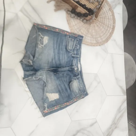 [ H&amp;M]  COACHELLA!!CUTEST EVER DISTRESSED DENIM JEAN SHORTS w/ fun colorful BOHO