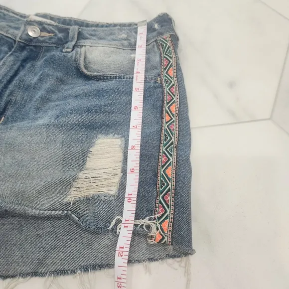 [ H&amp;M]  COACHELLA!!CUTEST EVER DISTRESSED DENIM JEAN SHORTS w/ fun colorful BOHO