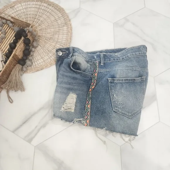 [ H&amp;M]  COACHELLA!!CUTEST EVER DISTRESSED DENIM JEAN SHORTS w/ fun colorful BOHO