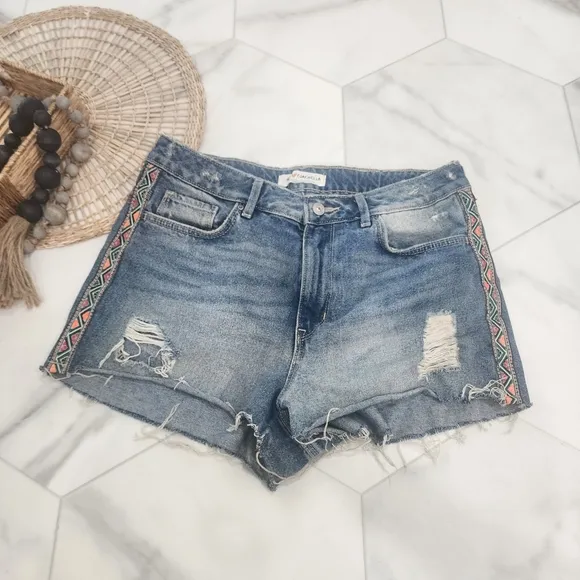 [ H&amp;M]  COACHELLA!!CUTEST EVER DISTRESSED DENIM JEAN SHORTS w/ fun colorful BOHO