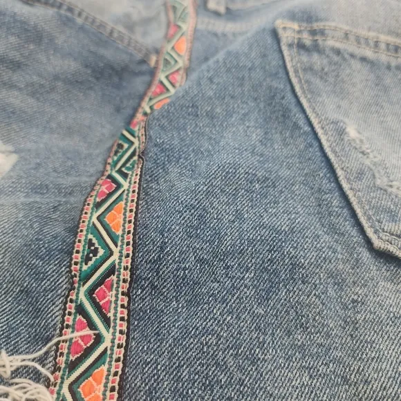 [ H&amp;M]  COACHELLA!!CUTEST EVER DISTRESSED DENIM JEAN SHORTS w/ fun colorful BOHO