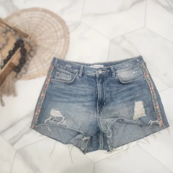[ H&amp;M]  COACHELLA!!CUTEST EVER DISTRESSED DENIM JEAN SHORTS w/ fun colorful BOHO