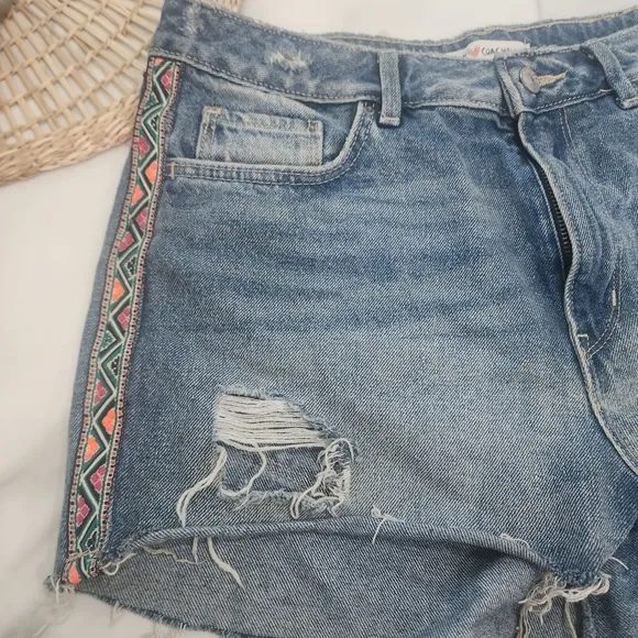 [ H&amp;M]  COACHELLA!!CUTEST EVER DISTRESSED DENIM JEAN SHORTS w/ fun colorful BOHO