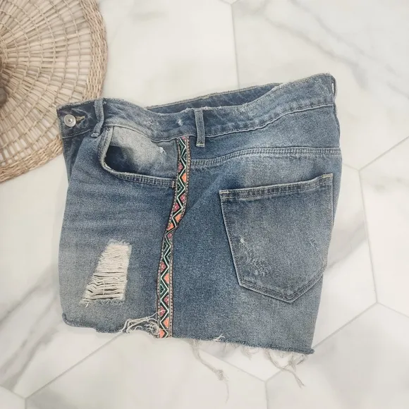 [ H&amp;M]  COACHELLA!!CUTEST EVER DISTRESSED DENIM JEAN SHORTS w/ fun colorful BOHO