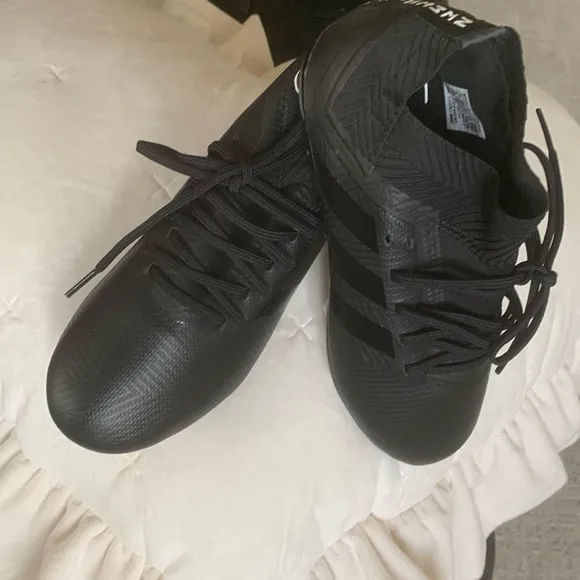 ADIDAS Nemeziz 18.3 FG J, kids soccer shoes size 3 black new