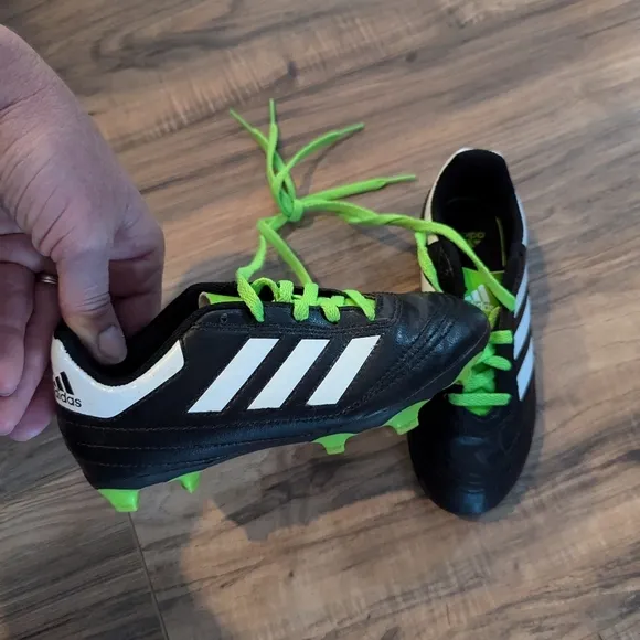 Adidas youth size 12 green and black soccer shoes. Boys size 12 soccer shoes.