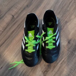 Adidas youth size 12 green and black soccer shoes. Boys size 12 soccer shoes.