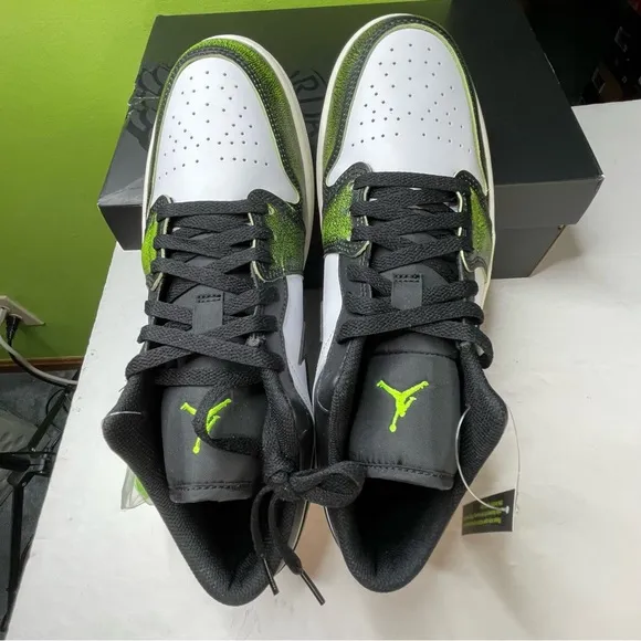 Air Jordan 1 Low SE Mens Size 11.5 Sneakers Black &amp; Electric Green Shoes
