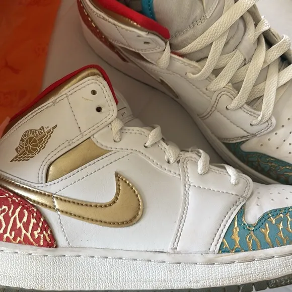 Air jordan NC to CHI used boys sneakers basketball shoes 5.5 gold red blue nike
