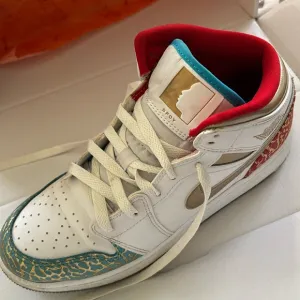 Air jordan NC to CHI used boys sneakers basketball shoes 5.5 gold red blue nike