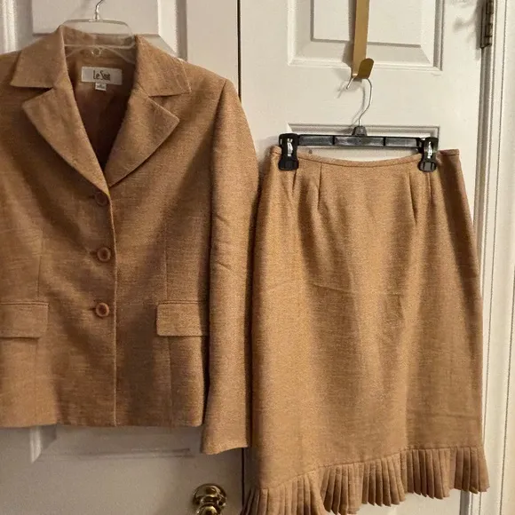 Beautiful 2PC Women's Tan LeSuit Skirt Set Size 6