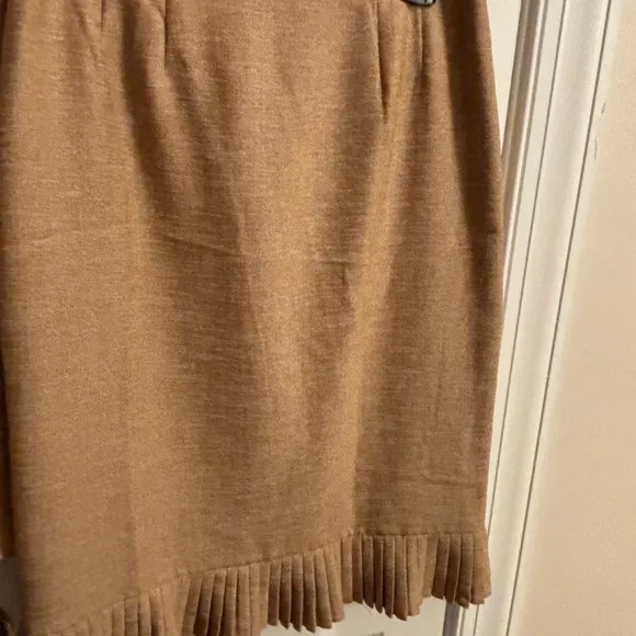 Beautiful 2PC Women's Tan LeSuit Skirt Set Size 6