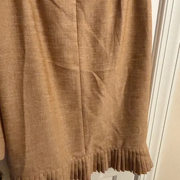 Beautiful 2PC Women's Tan LeSuit Skirt Set Size 6