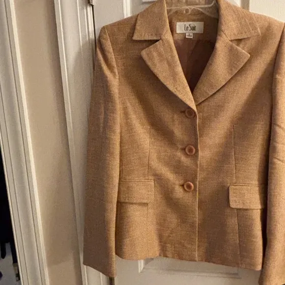 Beautiful 2PC Women's Tan LeSuit Skirt Set Size 6