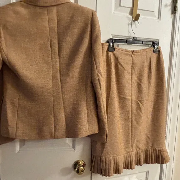 Beautiful 2PC Women's Tan LeSuit Skirt Set Size 6