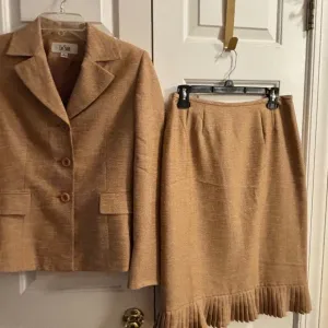 Beautiful 2PC Women's Tan LeSuit Skirt Set Size 6