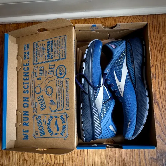 Brooks Adrenaline GTS 22 Women’s Running Shoes. Blue. Size 7.5