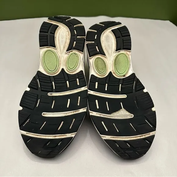 Brooks Dyad 11 Road Running Shoes Women's 7.5 in Black and Green