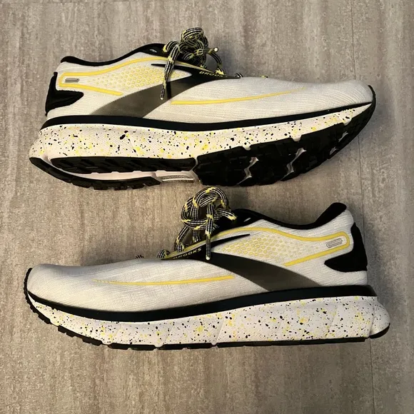 Brooks “Trace 2” 2023 Pittsburgh Marathon edition running shoes