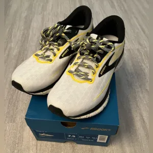 Brooks “Trace 2” 2023 Pittsburgh Marathon edition running shoes