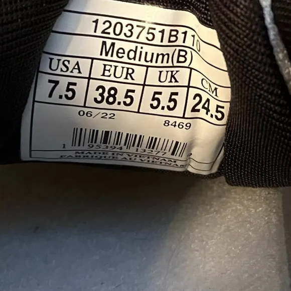 Brooks “Trace 2” 2023 Pittsburgh Marathon edition running shoes
