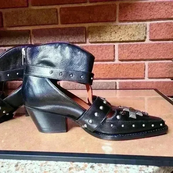 Coach Restored Cut Out Western Creeper Bootiesize 5.5B color is black
