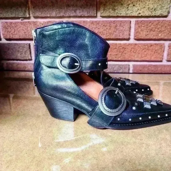 Coach Restored Cut Out Western Creeper Bootiesize 5.5B color is black
