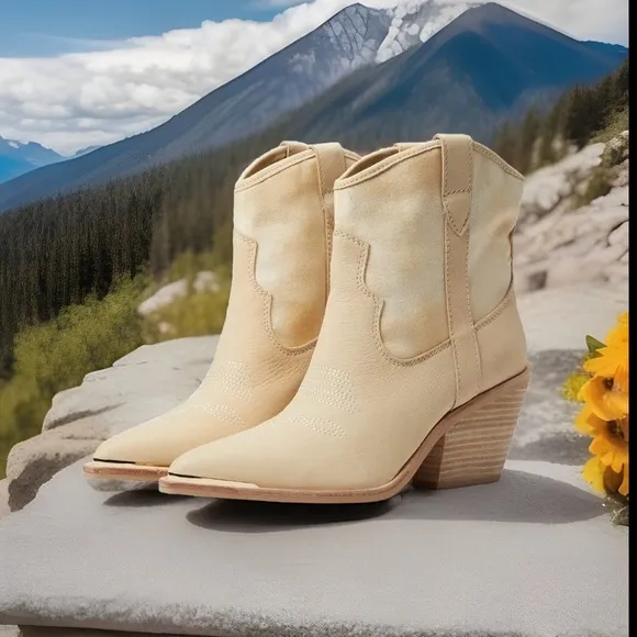 DOLCE VITA Nashe Leather Western Vanilla Nubuck Booties Stocked Heel 2-Tone 6.5