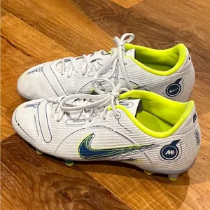 EUC Nike Youth Mercurial Vapor 14 Academy FG MG DJ2856-054 (Size: 2Y)