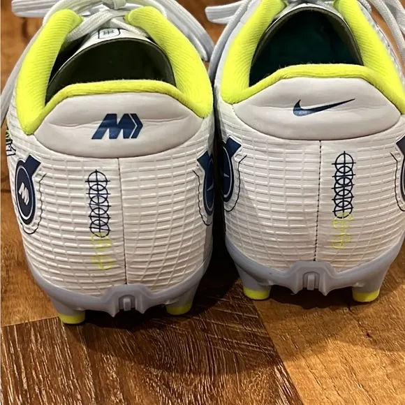 EUC Nike Youth Mercurial Vapor 14 Academy FG MG DJ2856-054 (Size: 2Y)