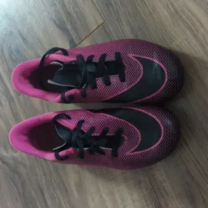 Girls Youth size 1 Nike soccer shoes. Pink and black Nike soccer cleats.