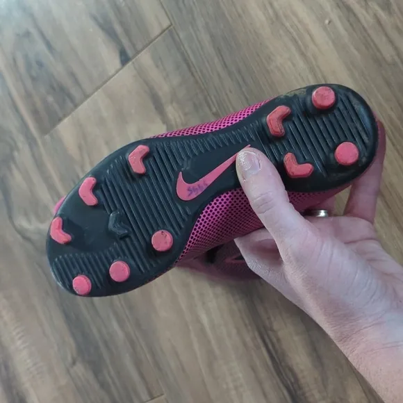 Girls Youth size 1 Nike soccer shoes. Pink and black Nike soccer cleats.