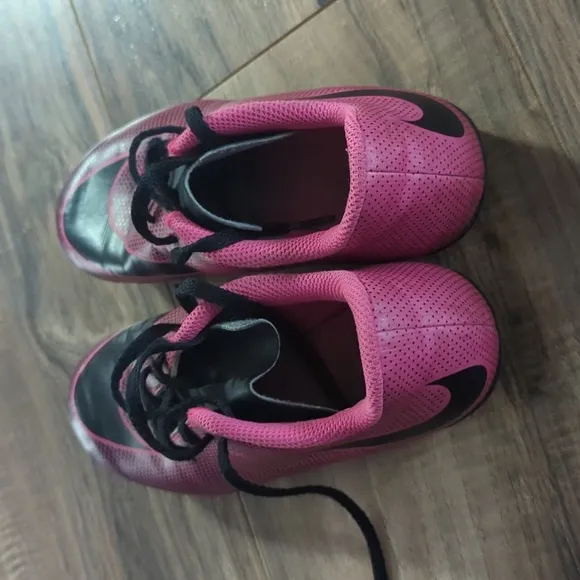 Girls Youth size 1 Nike soccer shoes. Pink and black Nike soccer cleats.