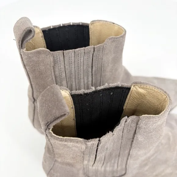 IVYLEE | Bailey Suede Western Chelsea Ankle Boots in Taupe | 9