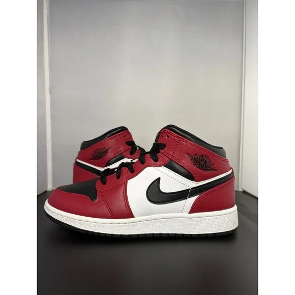 Jordan 1 Mid Gs Chicago Black Toe Sz4y SKU 554725-069