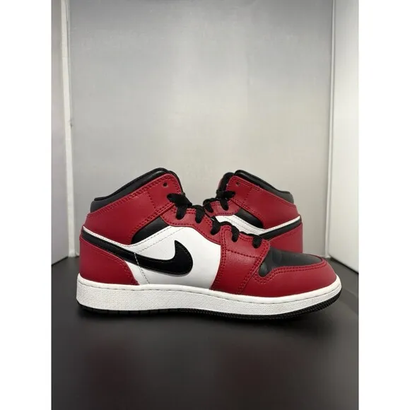 Jordan 1 Mid Gs Chicago Black Toe Sz4y SKU 554725-069