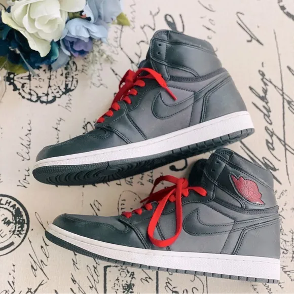 Jordan Men’s Air 1 Retro High OG 555088-060 in Black Satin / Gym Red Size 10