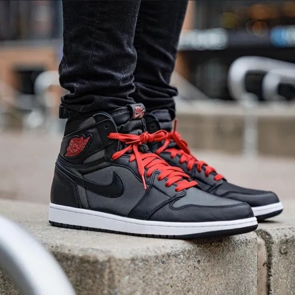 Jordan Men’s Air 1 Retro High OG 555088-060 in Black Satin / Gym Red Size 10