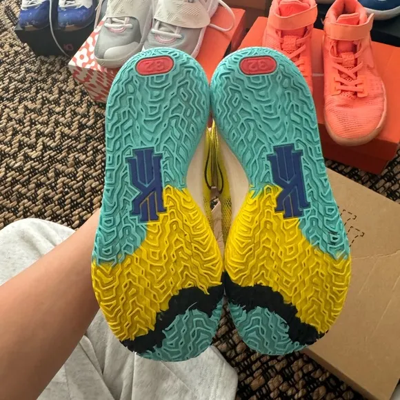 KIDS BASKETBALL SHOES