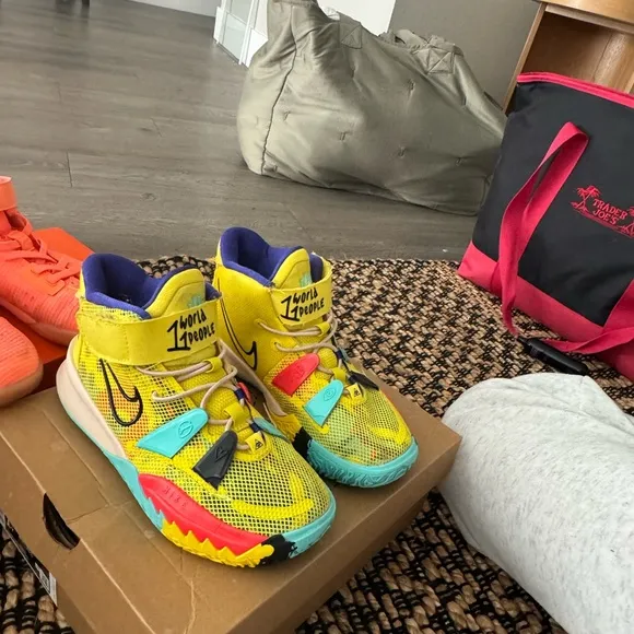 KIDS BASKETBALL SHOES