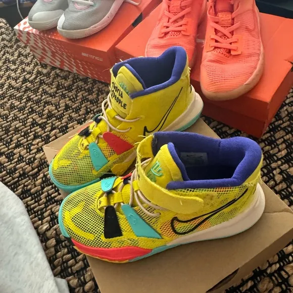 KIDS BASKETBALL SHOES