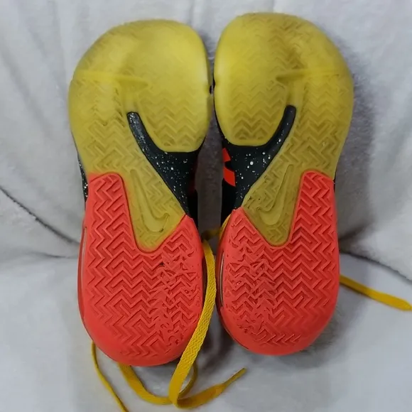 LeBron Witness 7 GS 'Black Bright Crimson Speckled' Sneaker Size  5.5Y