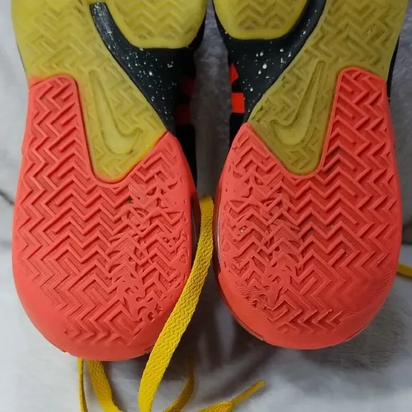 LeBron Witness 7 GS 'Black Bright Crimson Speckled' Sneaker Size  5.5Y