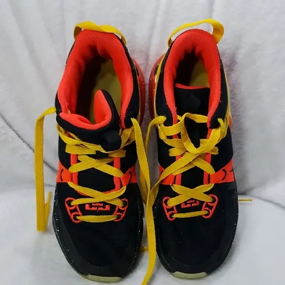 LeBron Witness 7 GS 'Black Bright Crimson Speckled' Sneaker Size  5.5Y