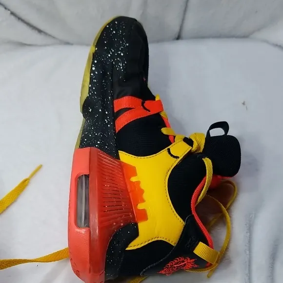 LeBron Witness 7 GS 'Black Bright Crimson Speckled' Sneaker Size  5.5Y