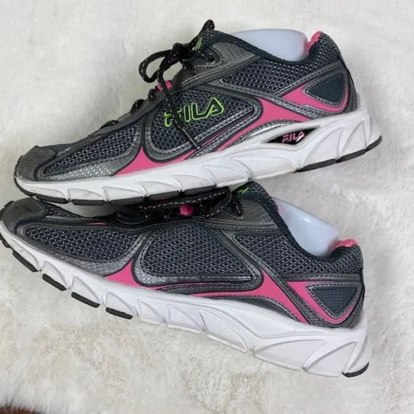LIKE NEW Fila Women's‎ Silver &amp; Sugarplum Quadrix Running Shoe, size 10
